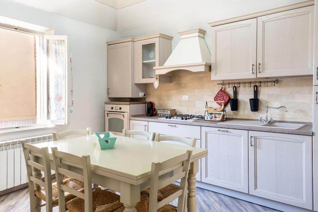 Casa Vacanze L'Angolo Fiorito Bettolle Dış mekan fotoğraf